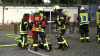 Personal reagiert umsichtig und evakuiert Besucher sofort - Feuerwehr dringt unter Chemieschutzanzügen dichtet Leckage ab und schlägt Chlorgas mit Wasser nieder: Feuerwehr mit 55 Kräften im Einsatz - Keine Personen verletzt