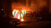 vier PKWs gehen in Flammen auf (on Tape) - zunächst brennen drei PKW auf Parkdeck aus, wenige Stunden brennt ein Mercedes einen Kilometer weiter - Hoher Sachschaden durch Brände - Brandstiftung nicht ausgeschlossen - Täter konnte nicht gefasst werden: 