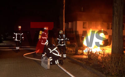 vier PKWs gehen in Flammen auf (on Tape) - zunächst brennen drei PKW auf Parkdeck aus, wenige Stunden brennt ein Mercedes einen Kilometer weiter - Hoher Sachschaden durch Brände - Brandstiftung nicht ausgeschlossen - Täter konnte nicht gefasst werden: 