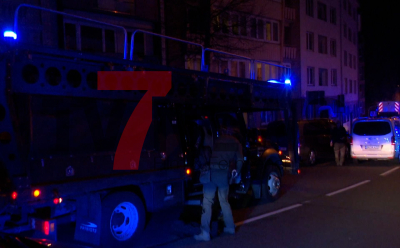 Bewaffneter bedroht Menschen - Großer Polizei- und Feuerwehr-Einsatz im Luisenhospital - Polizei ist mit einem großen Aufgebot vor Ort, das Gelände ist von schwer bewaffneten Polizisten umstellt - Bevölkerung wird gebeten,den Bereich um das Luisenhospital großräumig zu umfahren: Verletzte 64-jähriger wird auf einer Liege zum RTW gebracht! 