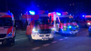 Bewaffneter bedroht Menschen - Großer Polizei- und Feuerwehr-Einsatz im Luisenhospital - Polizei ist mit einem großen Aufgebot vor Ort, das Gelände ist von schwer bewaffneten Polizisten umstellt - Bevölkerung wird gebeten,den Bereich um das Luisenhospital großräumig zu umfahren: Verletzte 64-jähriger wird auf einer Liege zum RTW gebracht! 