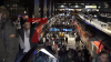auch Hamburg ist von GDL Streik betroffen - Sicherheitspersonal am Flughafen streikt ebenfalls - reges Treiben an den Bahnsteigen - jeder versucht noch pünktlich anzukommen, bevor der Streik beginnt: 