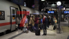 auch Hamburg ist von GDL Streik betroffen - Sicherheitspersonal am Flughafen streikt ebenfalls - reges Treiben an den Bahnsteigen - jeder versucht noch pünktlich anzukommen, bevor der Streik beginnt: 