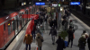 auch Hamburg ist von GDL Streik betroffen - Sicherheitspersonal am Flughafen streikt ebenfalls - reges Treiben an den Bahnsteigen - jeder versucht noch pünktlich anzukommen, bevor der Streik beginnt: 
