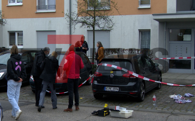 Tatmotiv unklar - Täter flüchtig - Polizei setzt großangelegte Fahndung um - Opfer wird mit Beinverletzung in ein Krankenhaus gebracht: 