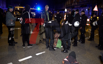 acht Personen werden festgenommen (on Tape) - Polizei mit Großaufgebot vor Ort: Anwohner erzählen im O-Ton, warum sie protestieren