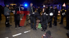 acht Personen werden festgenommen (on Tape) - Polizei mit Großaufgebot vor Ort: Anwohner erzählen im O-Ton, warum sie protestieren