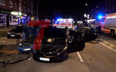 Ferrari-Fahrer will wenden und verursacht Karambolage - eine Frau schwer und drei Personen werden leicht verletzt: hoher Sachschaden - Straße voll gesperrt