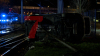 PKW kommt auf Seite zum stehen und kommt nur knapp vor den Bahnschienen zum stehen - Feuerwehrkran vor Ort - Baum wird entwurzelt - Person wird aus PKW gerettet (on Tape) - Rettungskräfte agierten schnell: 