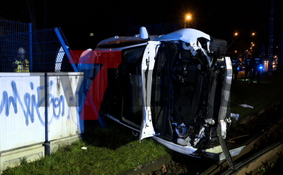 PKW kommt auf Seite zum stehen und kommt nur knapp vor den Bahnschienen zum stehen - Feuerwehrkran vor Ort - Baum wird entwurzelt - Person wird aus PKW gerettet (on Tape) - Rettungskräfte agierten schnell: 