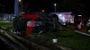 PKW kommt auf Seite zum stehen und kommt nur knapp vor den Bahnschienen zum stehen - Feuerwehrkran vor Ort - Baum wird entwurzelt - Person wird aus PKW gerettet (on Tape) - Rettungskräfte agierten schnell: 
