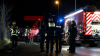 PKW kommt auf Seite zum stehen und kommt nur knapp vor den Bahnschienen zum stehen - Feuerwehrkran vor Ort - Baum wird entwurzelt - Person wird aus PKW gerettet (on Tape) - Rettungskräfte agierten schnell: 