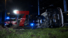 PKW kommt auf Seite zum stehen und kommt nur knapp vor den Bahnschienen zum stehen - Feuerwehrkran vor Ort - Baum wird entwurzelt - Person wird aus PKW gerettet (on Tape) - Rettungskräfte agierten schnell: 