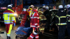 PKW kommt auf Seite zum stehen und kommt nur knapp vor den Bahnschienen zum stehen - Feuerwehrkran vor Ort - Baum wird entwurzelt - Person wird aus PKW gerettet (on Tape) - Rettungskräfte agierten schnell: 