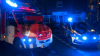 PKW kommt auf Seite zum stehen und kommt nur knapp vor den Bahnschienen zum stehen - Feuerwehrkran vor Ort - Baum wird entwurzelt - Person wird aus PKW gerettet (on Tape) - Rettungskräfte agierten schnell: 