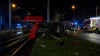PKW kommt auf Seite zum stehen und kommt nur knapp vor den Bahnschienen zum stehen - Feuerwehrkran vor Ort - Baum wird entwurzelt - Person wird aus PKW gerettet (on Tape) - Rettungskräfte agierten schnell: 