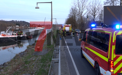 Feuerwehr pumpt Wasser aus Schiff - Abschleppschiff ist unterwegs - Schiff soll in nächstgelegenen Hafen geschleppt werden: 