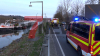 Feuerwehr pumpt Wasser aus Schiff - Abschleppschiff ist unterwegs - Schiff soll in nächstgelegenen Hafen geschleppt werden: 