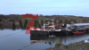 Feuerwehr pumpt Wasser aus Schiff - Abschleppschiff ist unterwegs - Schiff soll in nächstgelegenen Hafen geschleppt werden: 