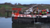 Feuerwehr pumpt Wasser aus Schiff - Abschleppschiff ist unterwegs - Schiff soll in nächstgelegenen Hafen geschleppt werden: 
