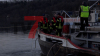 Feuerwehr pumpt Wasser aus Schiff - Abschleppschiff ist unterwegs - Schiff soll in nächstgelegenen Hafen geschleppt werden: 
