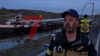 Feuerwehr pumpt Wasser aus Schiff - Abschleppschiff ist unterwegs - Schiff soll in nächstgelegenen Hafen geschleppt werden: 