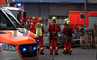 Gerüst stürzt ein - eine Person stirbt, eine weitere wird schwer verletzt - Ermittlungen wurden aufgenommen - Höhenrettung vor Ort - Rettungshubschrauber im Einsatz: 