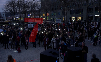 Bürger bilden “Lichterkette“ - Demonstranten wandern durch Passau - friedliche Demonstration: 