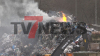 Brandbekämpfung gestaltet sich schwerig - mehrere Trupps der Feuerwehr gehen vor - Bagger zieht Müllhaufen auseinander: 