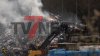 Brandbekämpfung gestaltet sich schwerig - mehrere Trupps der Feuerwehr gehen vor - Bagger zieht Müllhaufen auseinander: 