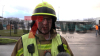 Brandbekämpfung gestaltet sich schwerig - mehrere Trupps der Feuerwehr gehen vor - Bagger zieht Müllhaufen auseinander: 