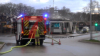 Brandbekämpfung gestaltet sich schwerig - mehrere Trupps der Feuerwehr gehen vor - Bagger zieht Müllhaufen auseinander: 