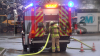Brandbekämpfung gestaltet sich schwerig - mehrere Trupps der Feuerwehr gehen vor - Bagger zieht Müllhaufen auseinander: 