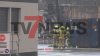 Brandbekämpfung gestaltet sich schwerig - mehrere Trupps der Feuerwehr gehen vor - Bagger zieht Müllhaufen auseinander: 