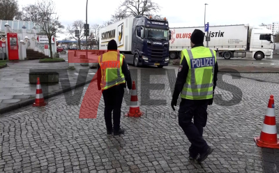 Motorradstaffel im Einsatz - Abstands- und Ladungssicherungskontrollen - LKW werden gründlich kontrolliert - Polizei, Zoll und Amt für Arbeitsschutz an Kontrolle beteiligt: 