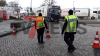 Motorradstaffel im Einsatz - Abstands- und Ladungssicherungskontrollen - LKW werden gründlich kontrolliert - Polizei, Zoll und Amt für Arbeitsschutz an Kontrolle beteiligt: 