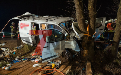 Schwerer Verkehrsunfall - Frontal gegen Baum - Ursache unklar - zwei Insassen massiv eingeklemmt - drei schwerverletzte, darunter ein zweijähriges Kind: 