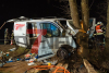 Schwerer Verkehrsunfall - Frontal gegen Baum - Ursache unklar - zwei Insassen massiv eingeklemmt - drei schwerverletzte, darunter ein zweijähriges Kind: 