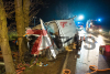 Schwerer Verkehrsunfall - Frontal gegen Baum - Ursache unklar - zwei Insassen massiv eingeklemmt - drei schwerverletzte, darunter ein zweijähriges Kind: 