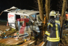 Schwerer Verkehrsunfall - Frontal gegen Baum - Ursache unklar - zwei Insassen massiv eingeklemmt - drei schwerverletzte, darunter ein zweijähriges Kind: 