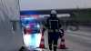 LKW muss aufwendig entladen werden - LKW-Fahrer bleibt unverletzt und konnte sich eigenständig befreien - LKW kippt um und bleibt auf Seite liegen: 