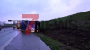 LKW muss aufwendig entladen werden - LKW-Fahrer bleibt unverletzt und konnte sich eigenständig befreien - LKW kippt um und bleibt auf Seite liegen: 