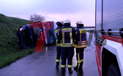 LKW muss aufwendig entladen werden - LKW-Fahrer bleibt unverletzt und konnte sich eigenständig befreien - LKW kippt um und bleibt auf Seite liegen: 