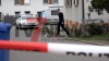 Sondereinsatzkommando der Polizei im Einsatz - Mann bedroht Menschen mit Messer und wird durch einen Schuss verletzt - ein Schuss soll abgegeben worden sein - Verdächtiger soll durch Sondereinsatzkommando festgenommen worden sein: 