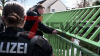 Klimaaktivisten fordern sofortigen Stopp des Kohleimportes - Schienen werden durch Menschen blockiert - Aktivisten betonen Dringlichkeit des Importstopps - Demonstranten seilten sich von einer Brücke ab - Höhenretter der Feuerwehr ebenfalls vor Ort - Höheninterventionsteam der Polizei holt Personen von Dreibein und Brücke herunter - Rollstuhlfahrerin blockiert weiterhin Bahnschienen, Intervention gestaltet sich schwierig - Feuerwehr rückt mit Spezialgerät an: 