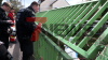 Klimaaktivisten fordern sofortigen Stopp des Kohleimportes - Schienen werden durch Menschen blockiert - Aktivisten betonen Dringlichkeit des Importstopps - Demonstranten seilten sich von einer Brücke ab - Höhenretter der Feuerwehr ebenfalls vor Ort - Höheninterventionsteam der Polizei holt Personen von Dreibein und Brücke herunter - Rollstuhlfahrerin blockiert weiterhin Bahnschienen, Intervention gestaltet sich schwierig - Feuerwehr rückt mit Spezialgerät an: 