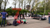 Klimaaktivisten fordern sofortigen Stopp des Kohleimportes - Schienen werden durch Menschen blockiert - Aktivisten betonen Dringlichkeit des Importstopps - Demonstranten seilten sich von einer Brücke ab - Höhenretter der Feuerwehr ebenfalls vor Ort - Höheninterventionsteam der Polizei holt Personen von Dreibein und Brücke herunter - Rollstuhlfahrerin blockiert weiterhin Bahnschienen, Intervention gestaltet sich schwierig - Feuerwehr rückt mit Spezialgerät an: 
