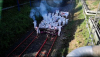 Klimaaktivisten fordern sofortigen Stopp des Kohleimportes - Schienen werden durch Menschen blockiert - Aktivisten betonen Dringlichkeit des Importstopps - Demonstranten seilten sich von einer Brücke ab - Höhenretter der Feuerwehr ebenfalls vor Ort - Höheninterventionsteam der Polizei holt Personen von Dreibein und Brücke herunter - Rollstuhlfahrerin blockiert weiterhin Bahnschienen, Intervention gestaltet sich schwierig - Feuerwehr rückt mit Spezialgerät an: 