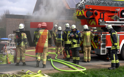 Glücklicherweise gab es keine Verletzten - Wohnhaus konnte durch die Feuerwehr geschützt werden: 