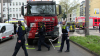 Schockierende Bilder für Augenzeugen - Radfahrerin verliert bei Unfall das Leben - Rettungskräfte haben keine Chance mehr - Polizei baut Sichtschutzzaun auf - Verkehrsunfallteam der Polizei hat Ermittlungen aufgenommen: 